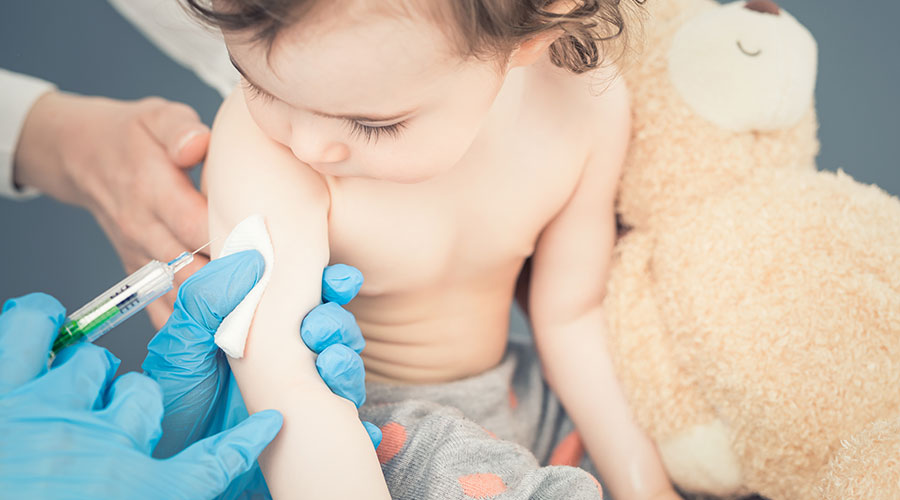 A vacinação não representa riscos para o sistema imunológico da criança, pois apenas incentiva a produção de anticorpos.